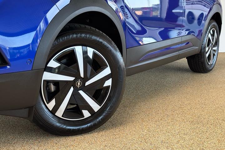 Blå Opel Mokka-e fra 2025