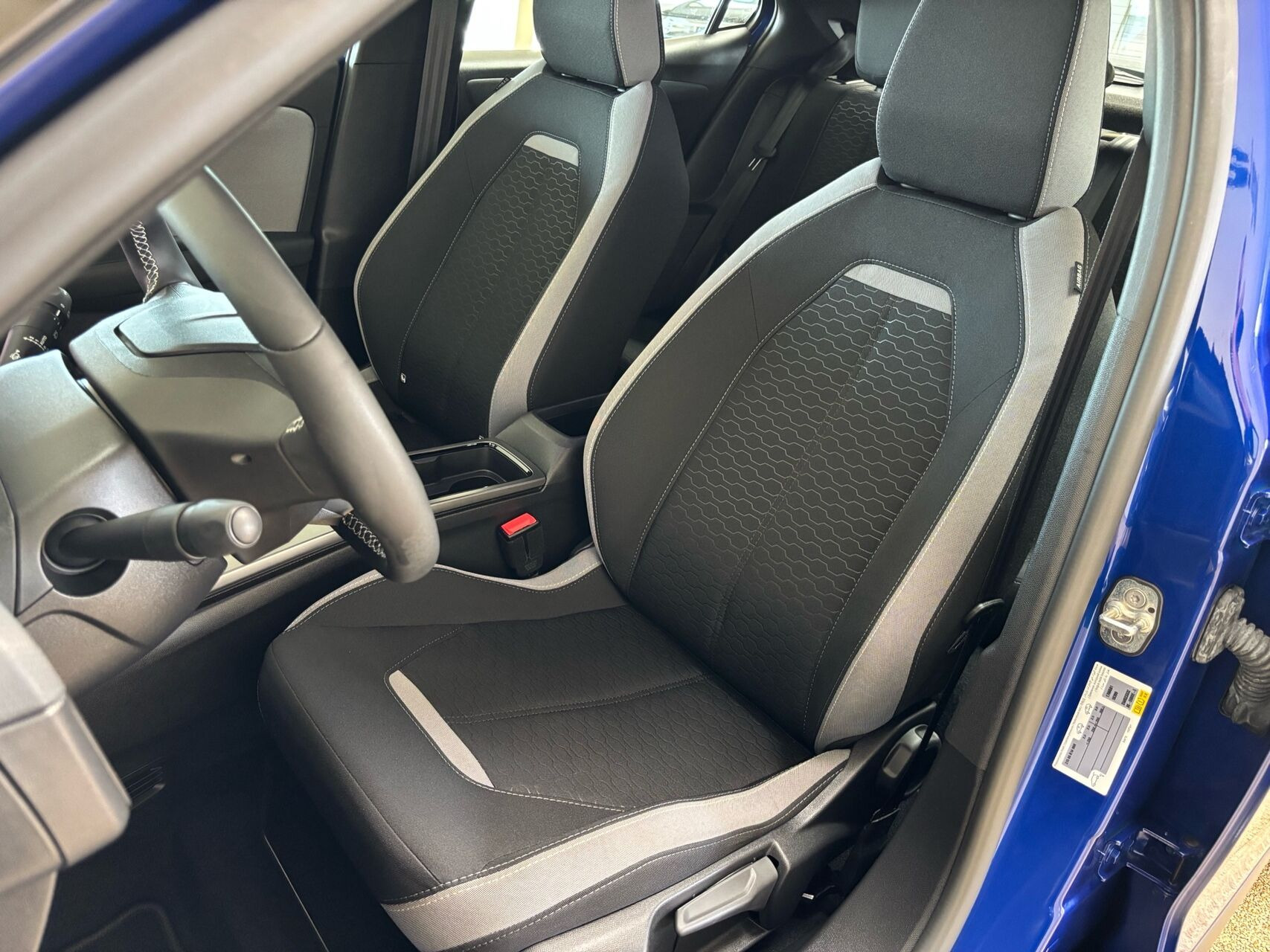 Blå Opel Mokka-e fra 2025