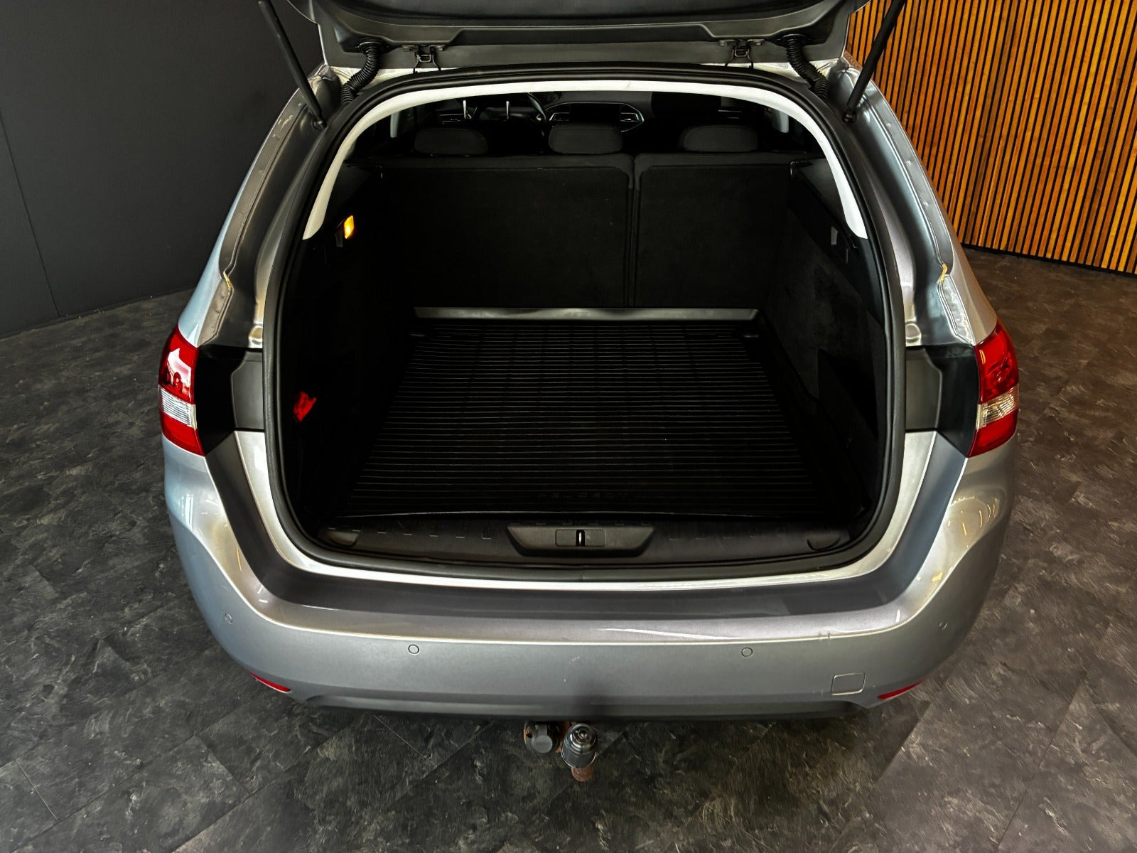 Sølv Peugeot 308 fra 2017