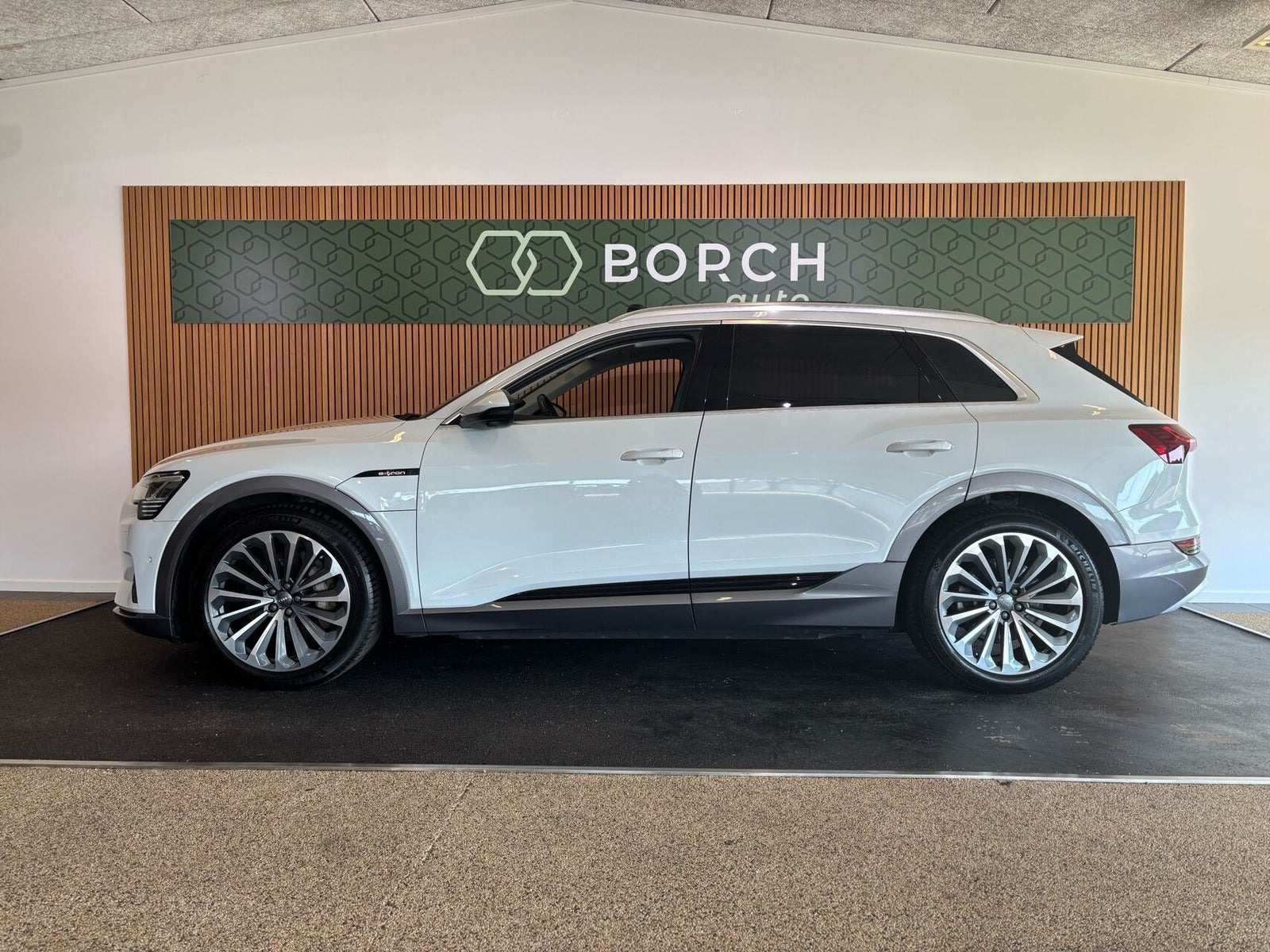 Hvid Audi e-tron fra 2019