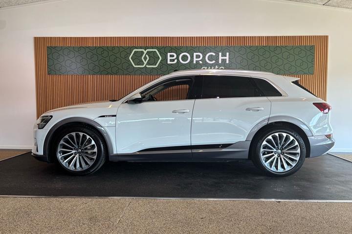 Hvid Audi e-tron fra 2019