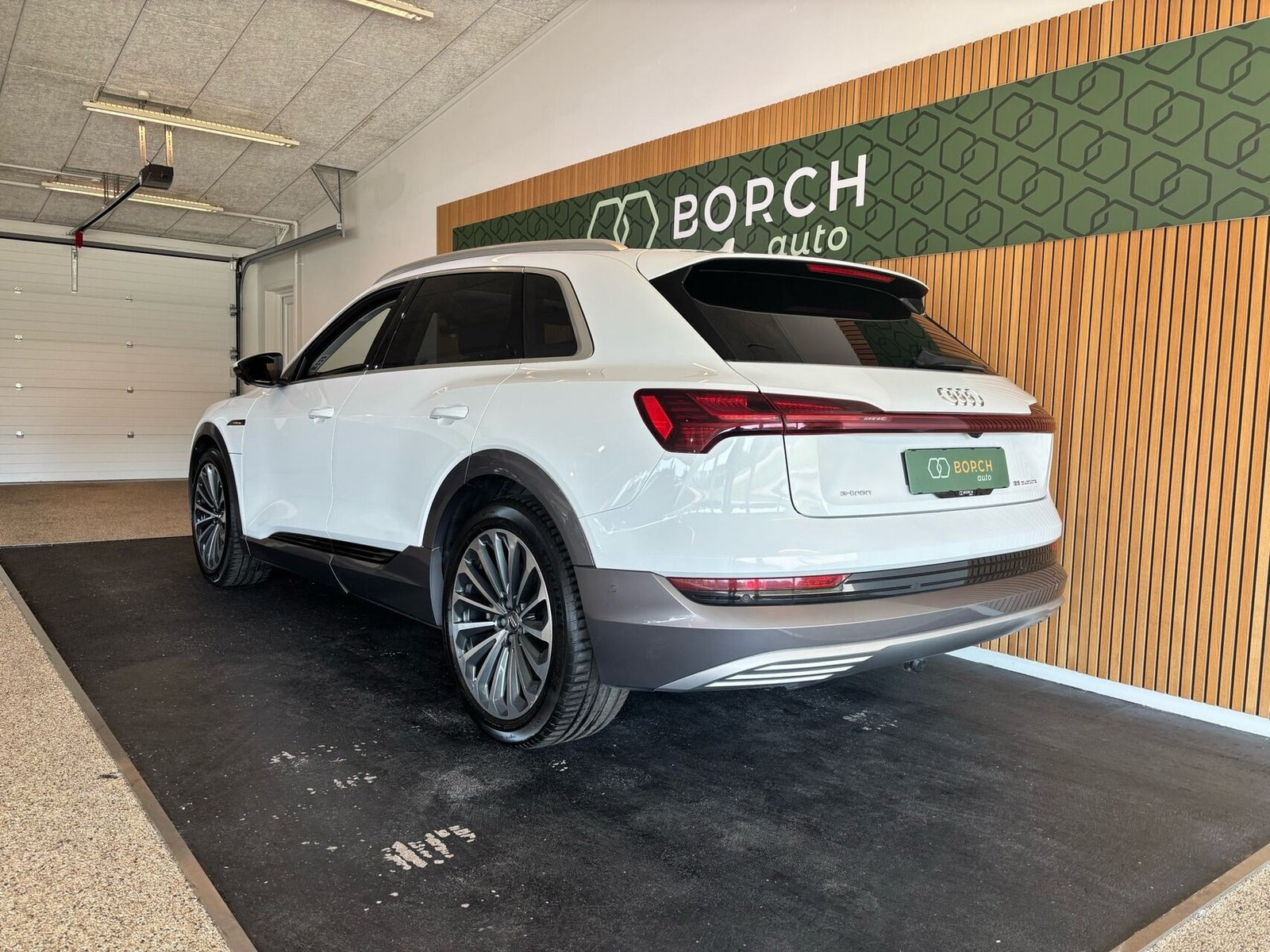 Hvid Audi e-tron fra 2019