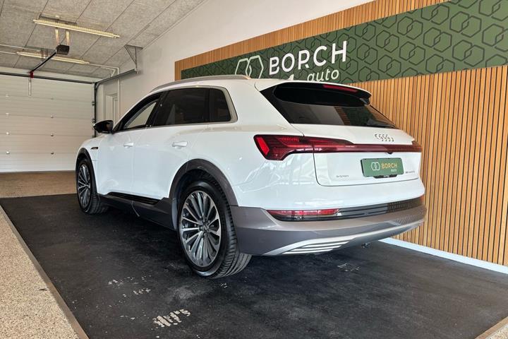 Hvid Audi e-tron fra 2019