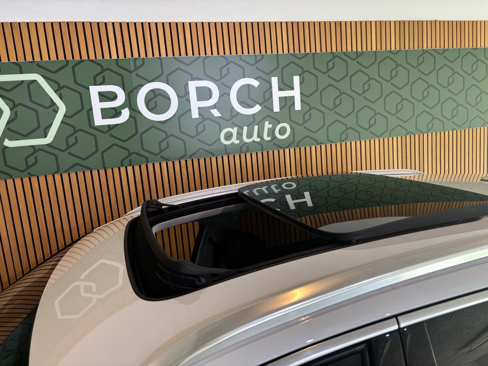 Hvid Audi e-tron fra 2019