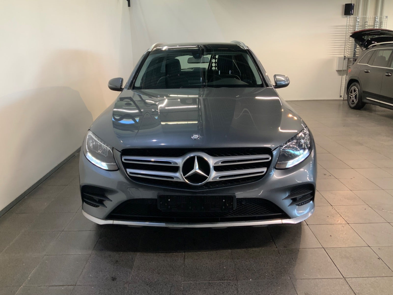 Grå Mercedes GLC220 d fra 2016