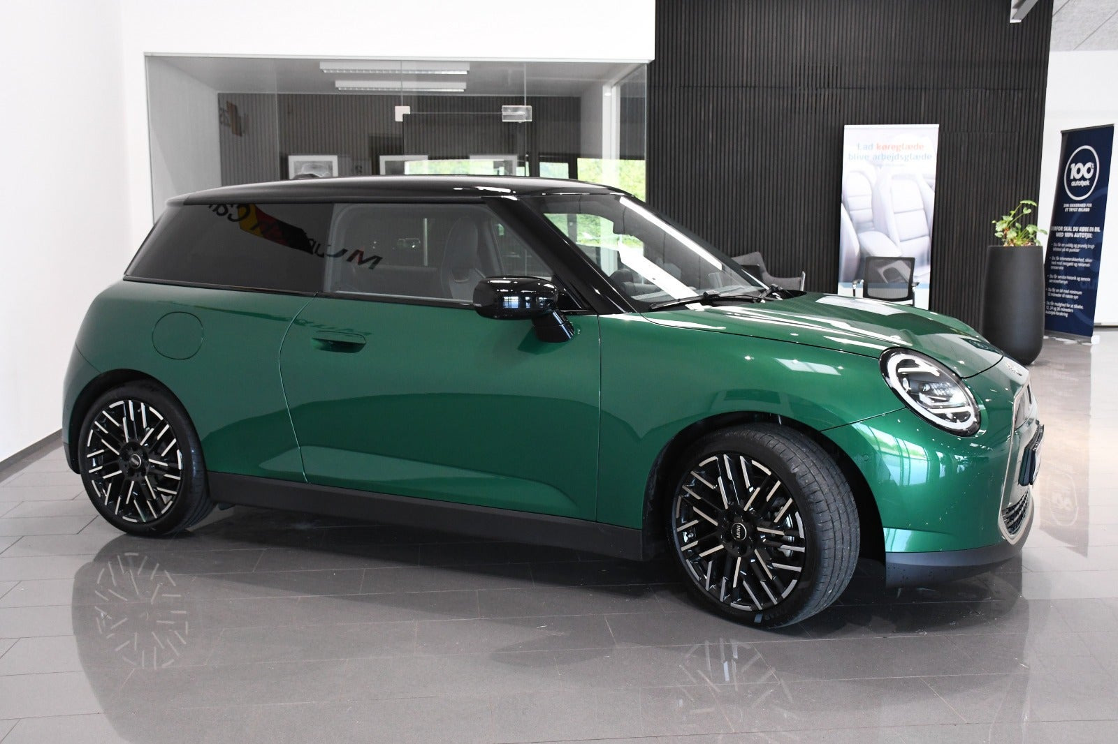 Grøn Mini Cooper E fra 2025