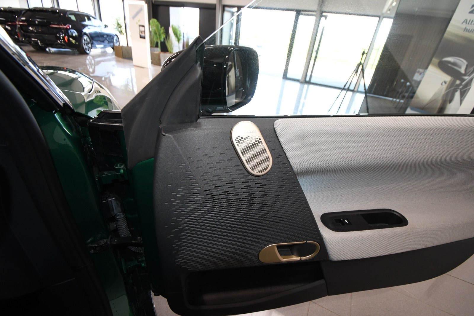 Grøn Mini Cooper E fra 2025