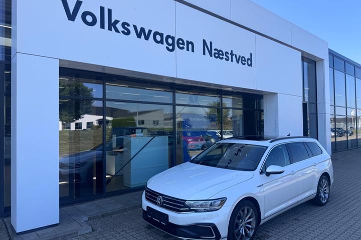 Hvid VW Passat fra 2020