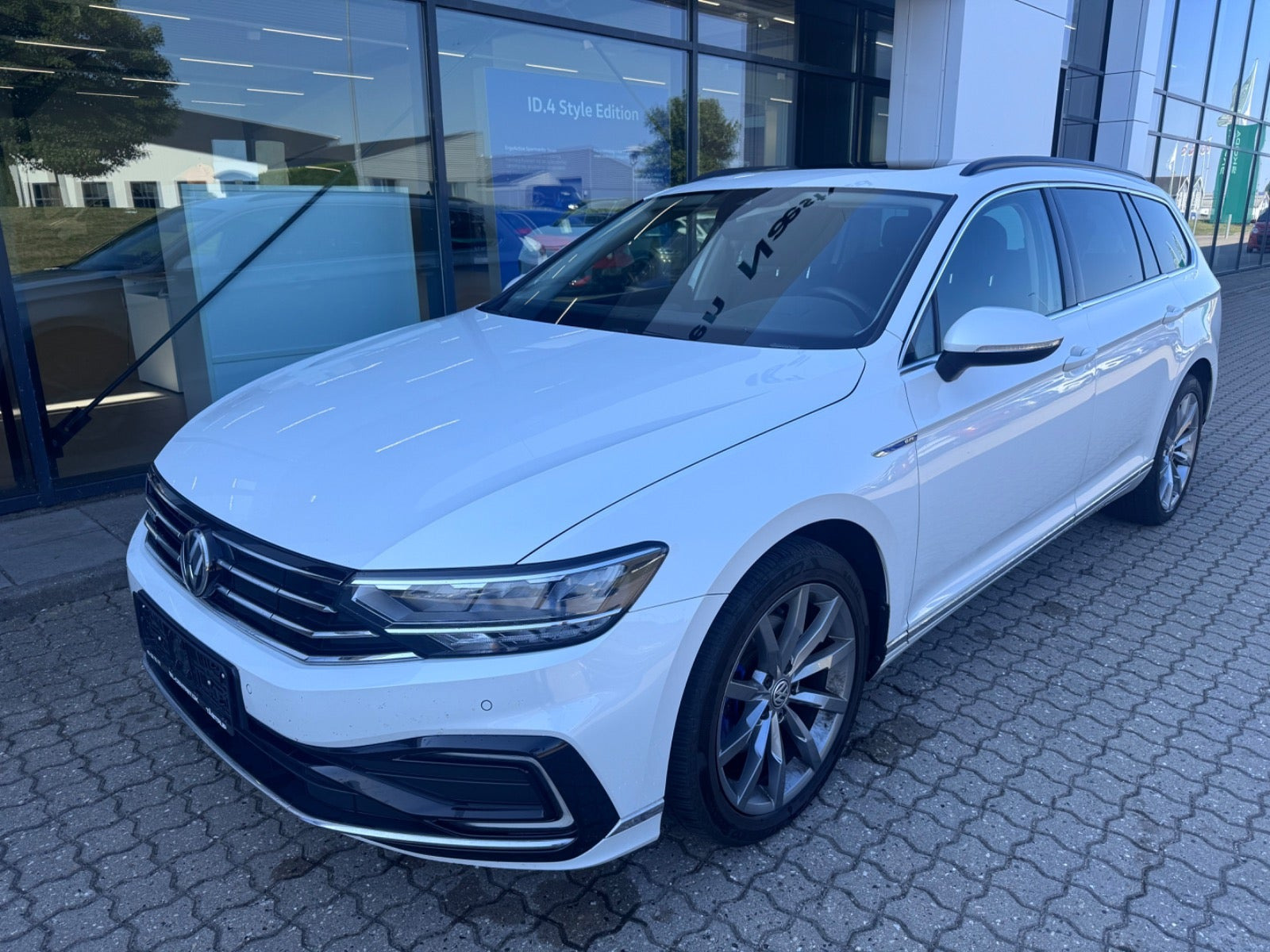 Hvid VW Passat fra 2020