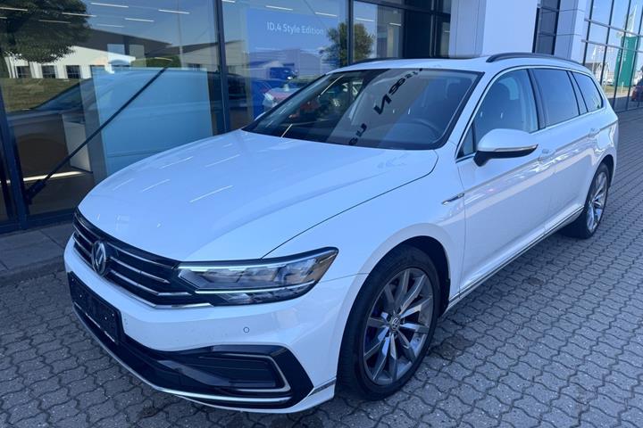 Hvid VW Passat fra 2020