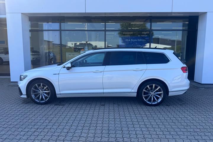 Hvid VW Passat fra 2020