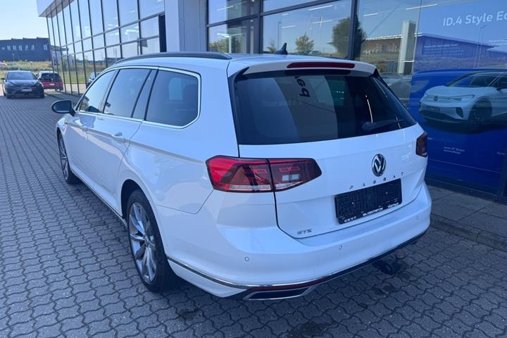 Hvid VW Passat fra 2020