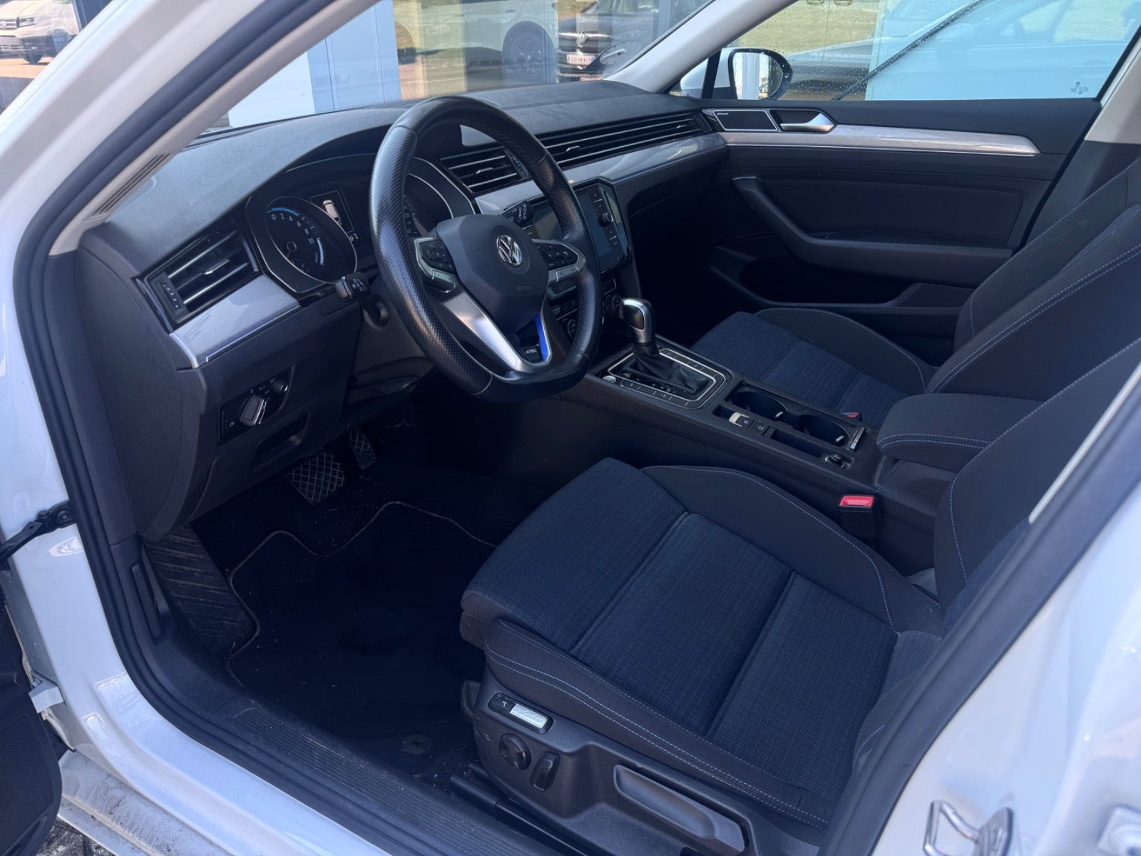 Hvid VW Passat fra 2020