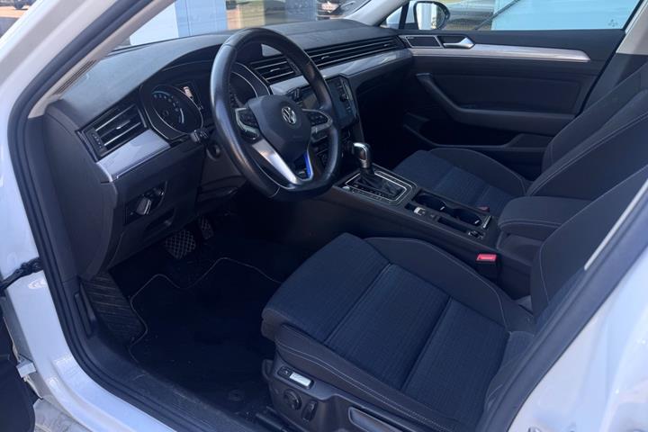 Hvid VW Passat fra 2020