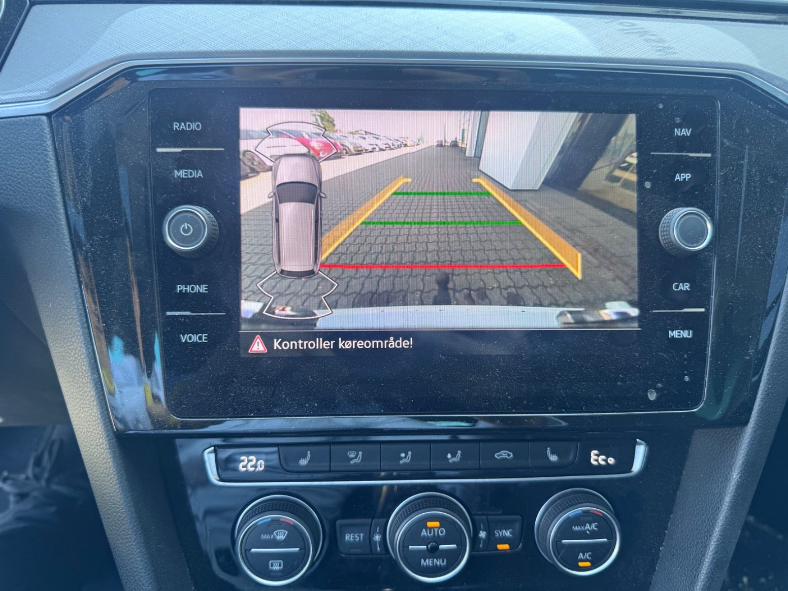 Hvid VW Passat fra 2020