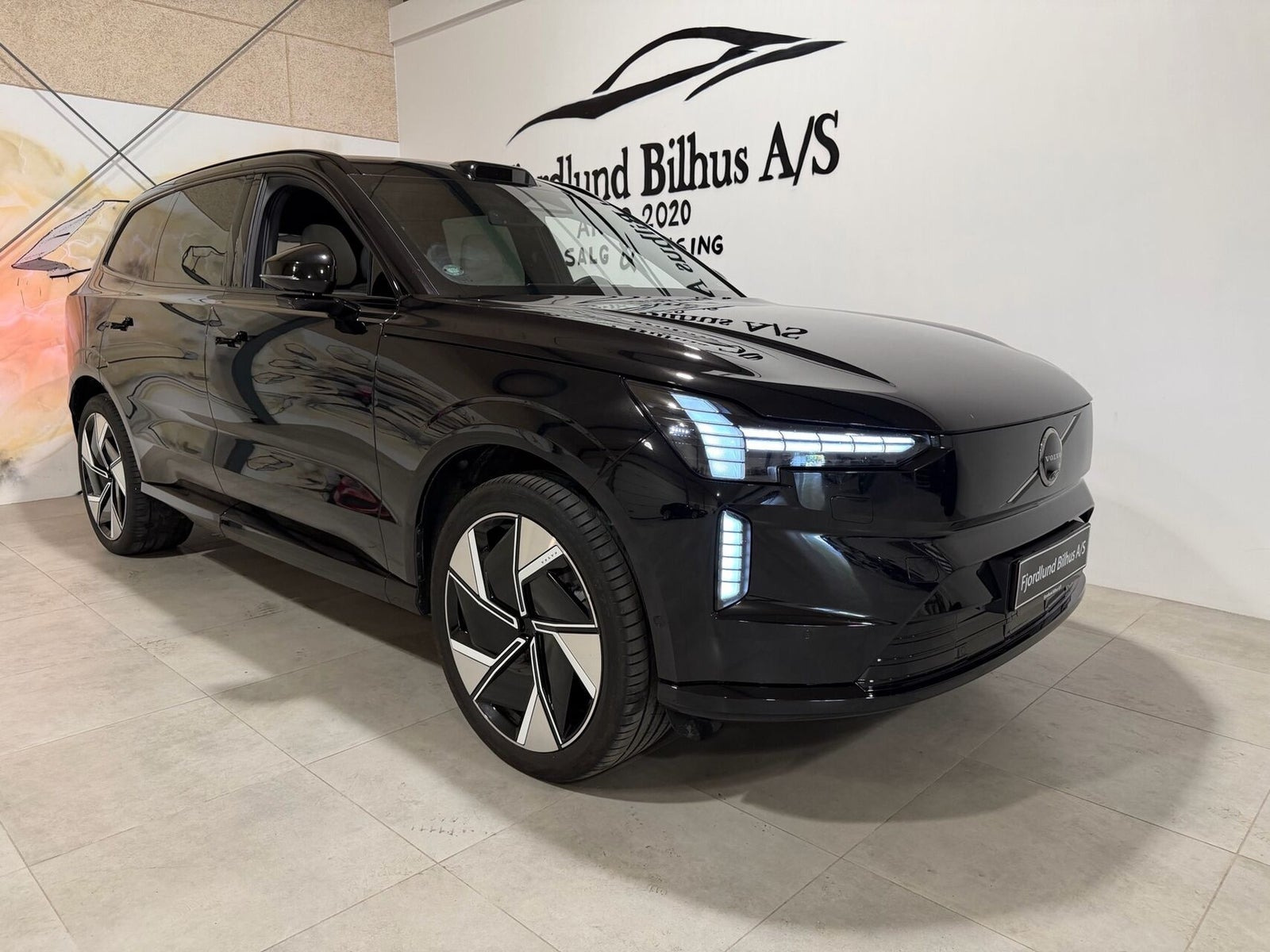 Sort Volvo EX90 fra 2025