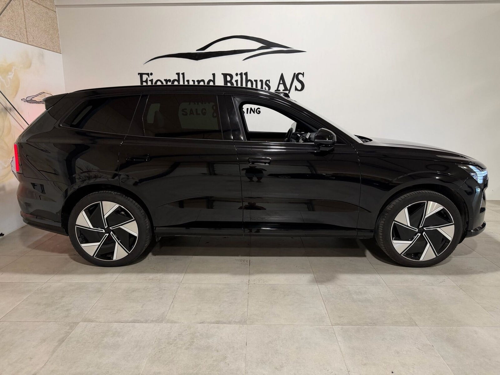 Sort Volvo EX90 fra 2025