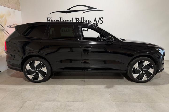 Sort Volvo EX90 fra 2025