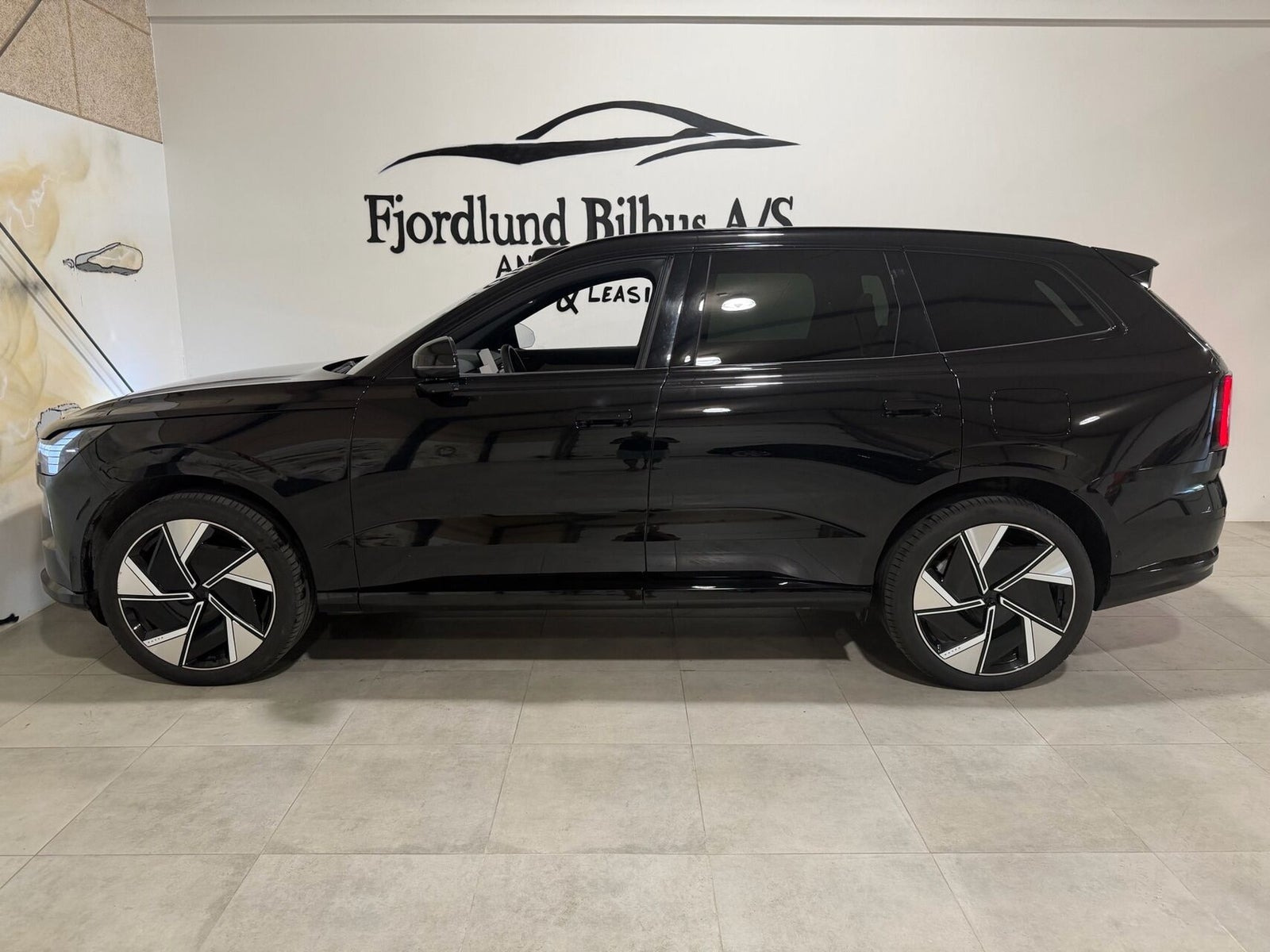 Sort Volvo EX90 fra 2025