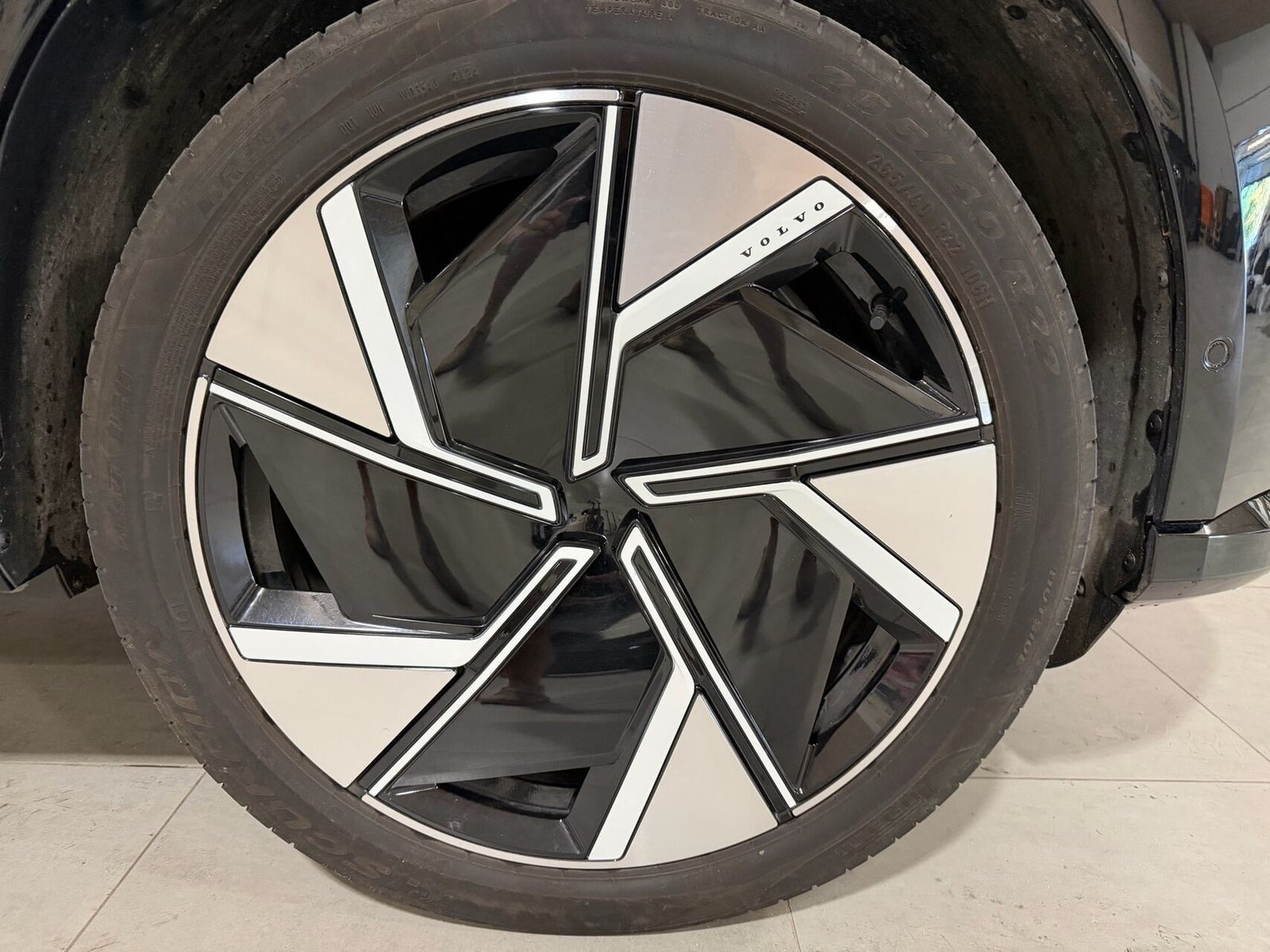 Sort Volvo EX90 fra 2025
