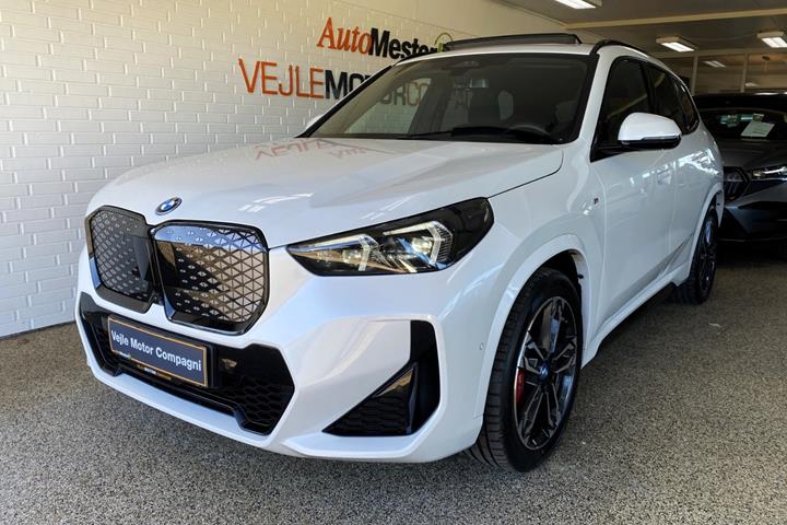 Hvid BMW iX1 fra 2025