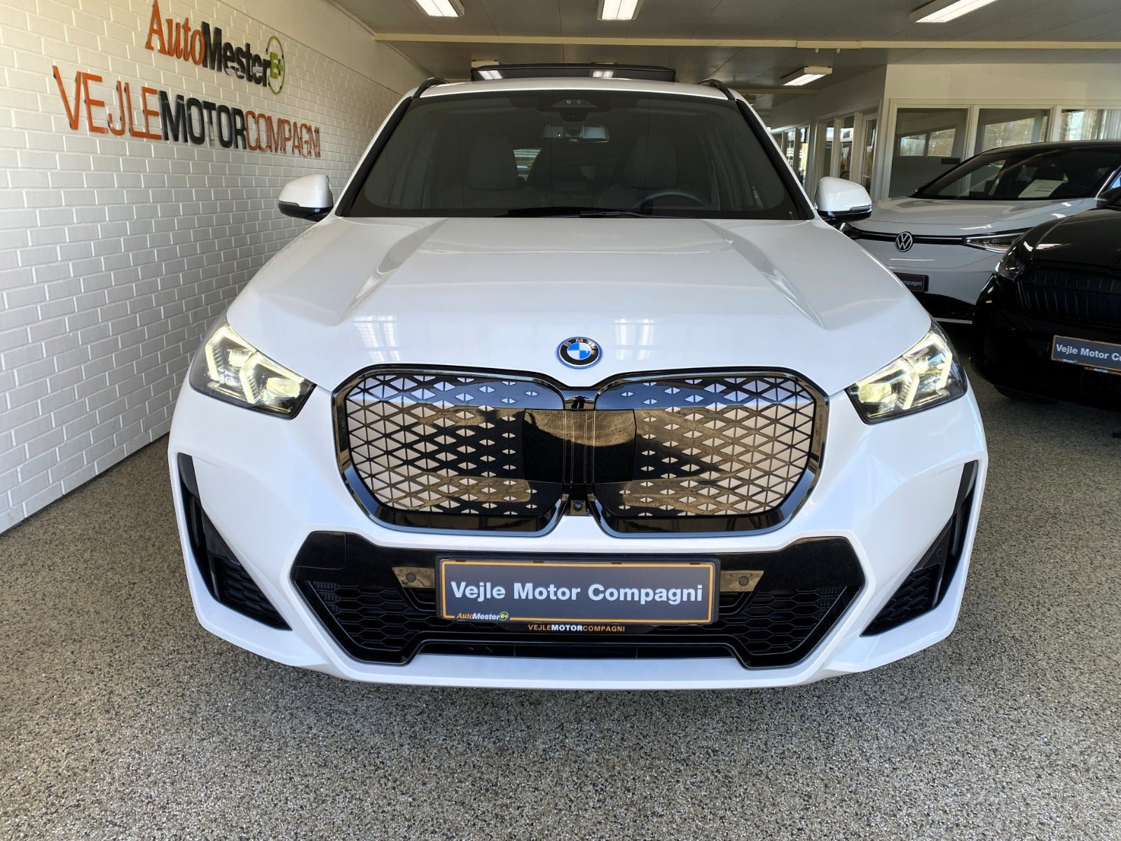 Hvid BMW iX1 fra 2025