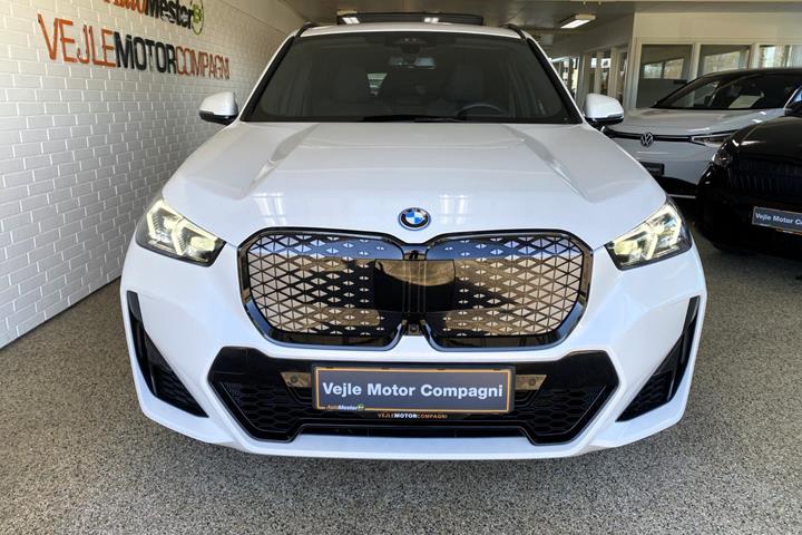 Hvid BMW iX1 fra 2025