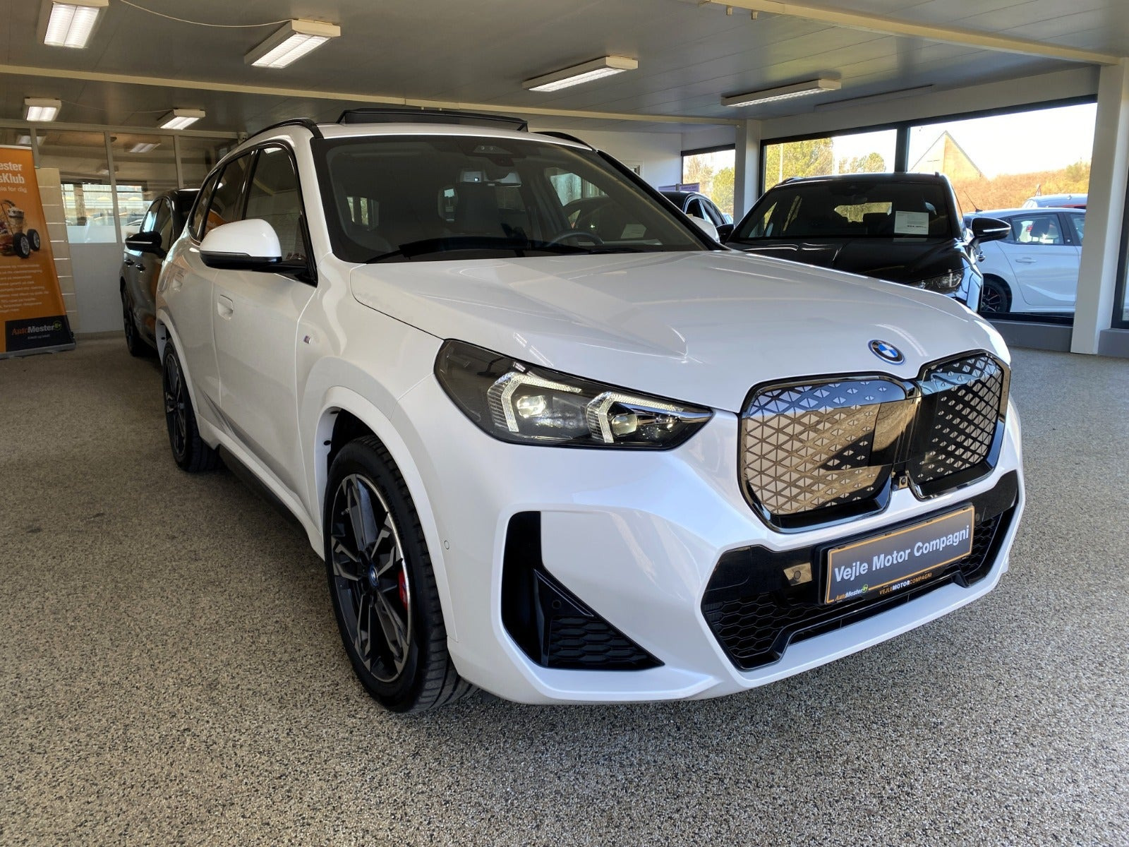 Hvid BMW iX1 fra 2025