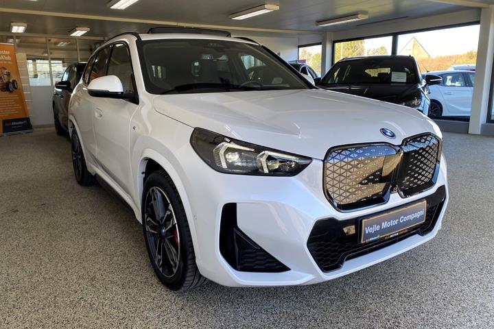 Hvid BMW iX1 fra 2025