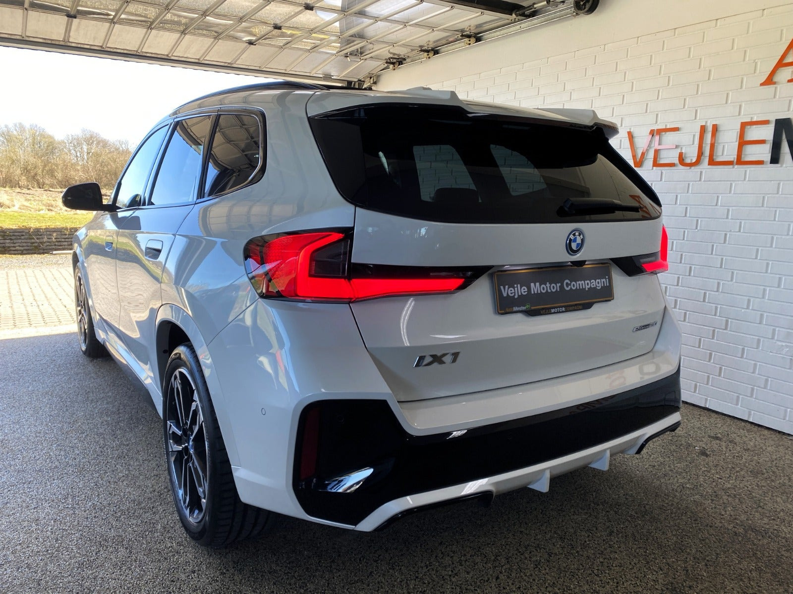 Hvid BMW iX1 fra 2025