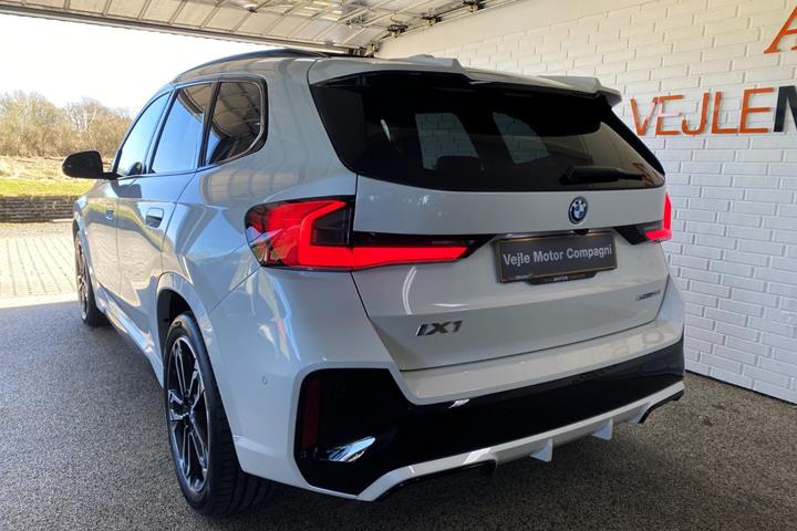 Hvid BMW iX1 fra 2025
