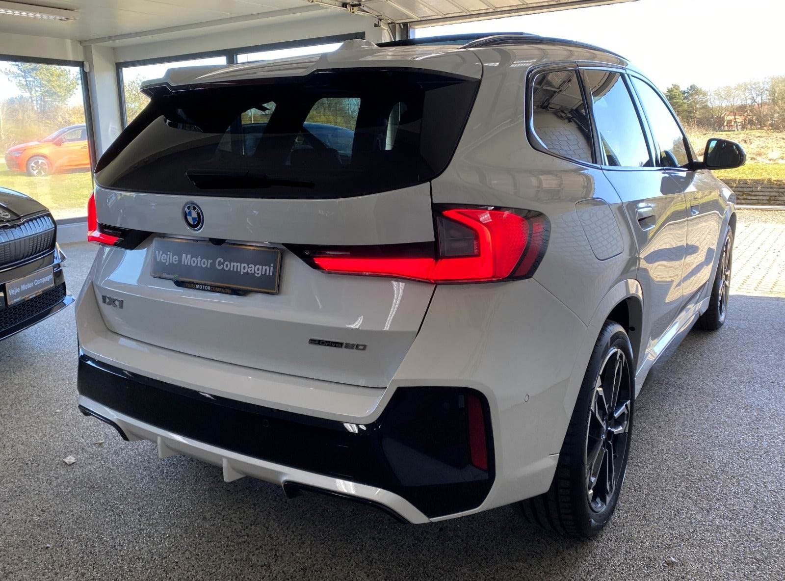 Hvid BMW iX1 fra 2025