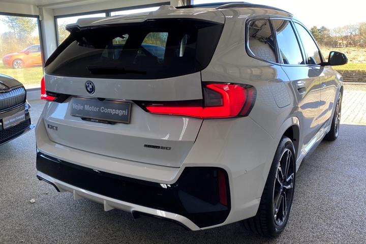 Hvid BMW iX1 fra 2025