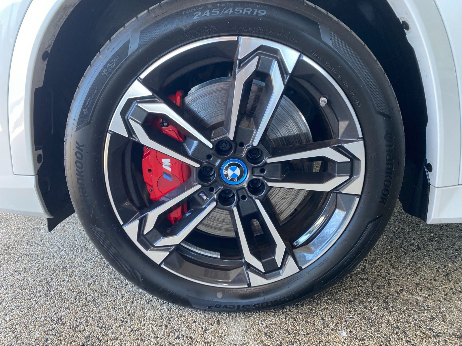 Hvid BMW iX1 fra 2025
