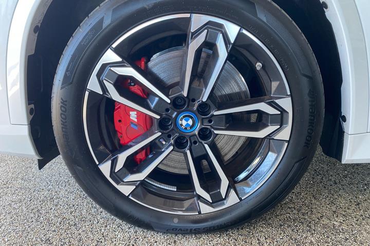 Hvid BMW iX1 fra 2025