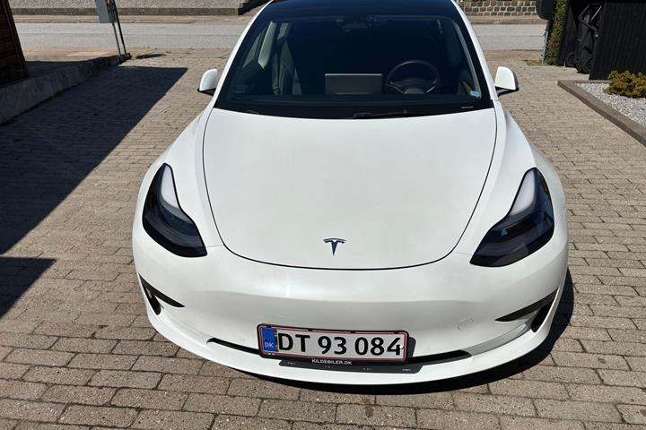 Hvid Tesla Model 3 fra 2021