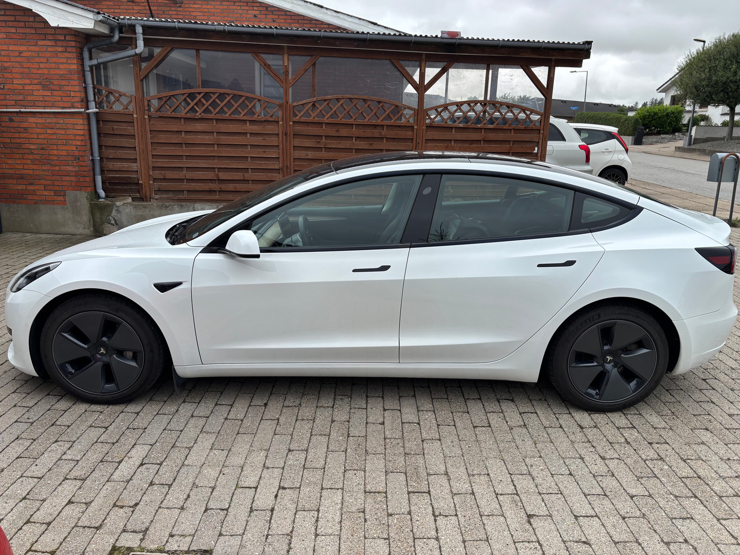 Hvid Tesla Model 3 fra 2021