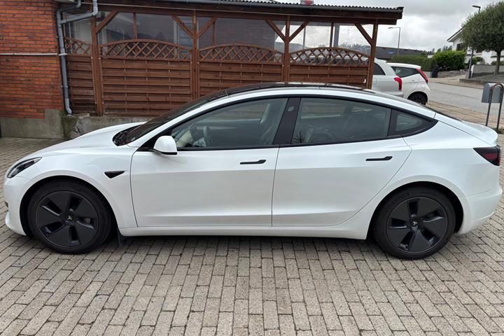 Hvid Tesla Model 3 fra 2021