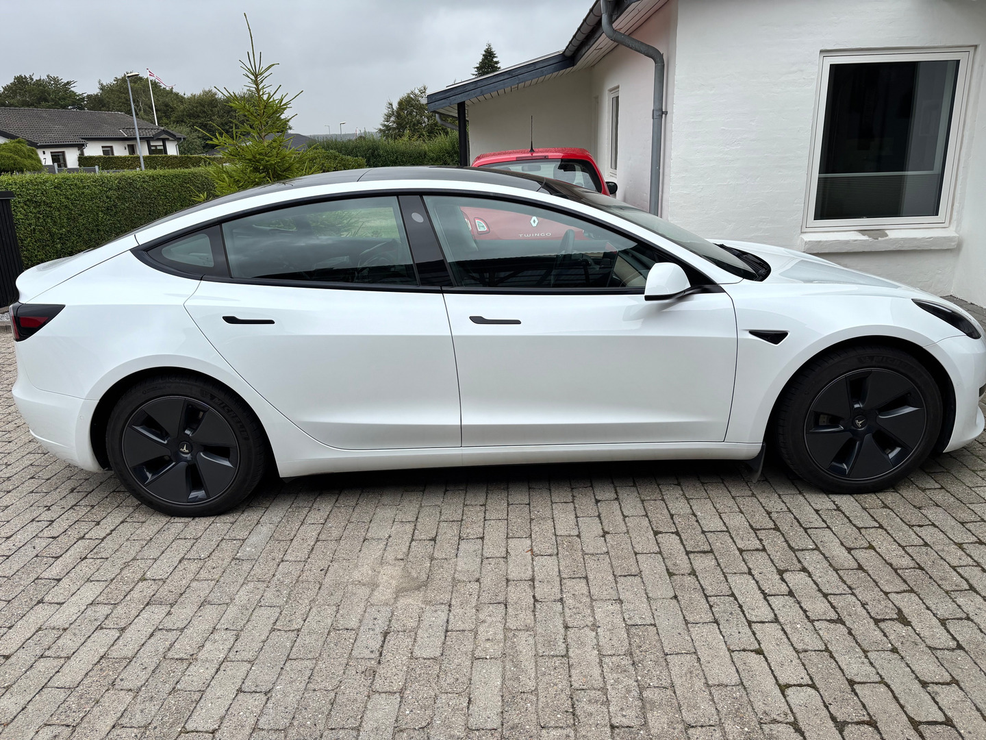 Hvid Tesla Model 3 fra 2021