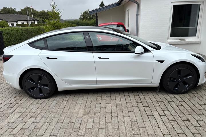 Hvid Tesla Model 3 fra 2021