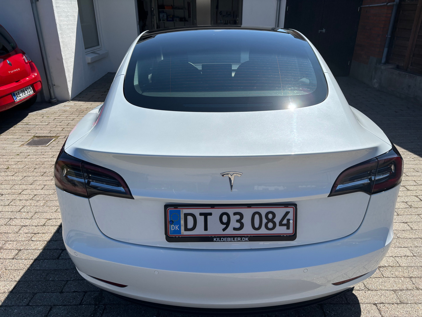 Hvid Tesla Model 3 fra 2021