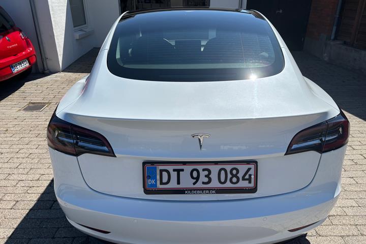 Hvid Tesla Model 3 fra 2021