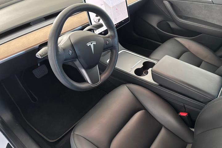 Hvid Tesla Model 3 fra 2021