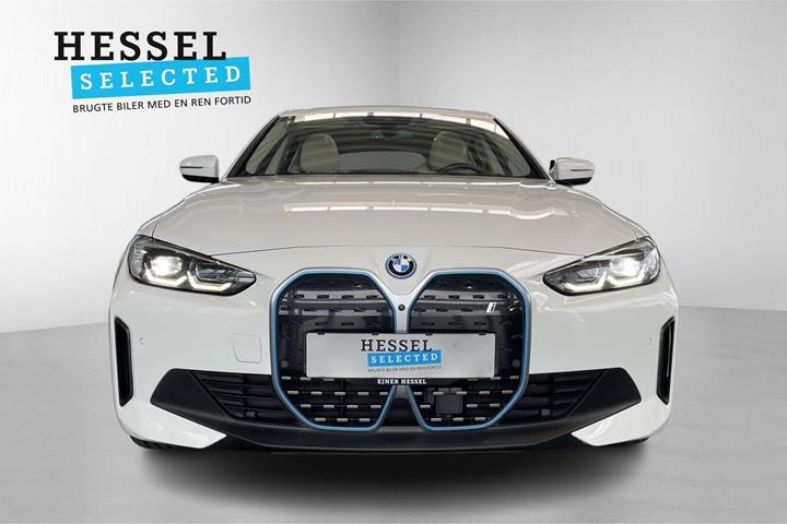 Hvid BMW i4 fra 2023