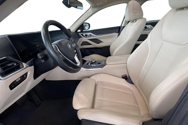 Hvid BMW i4 fra 2023