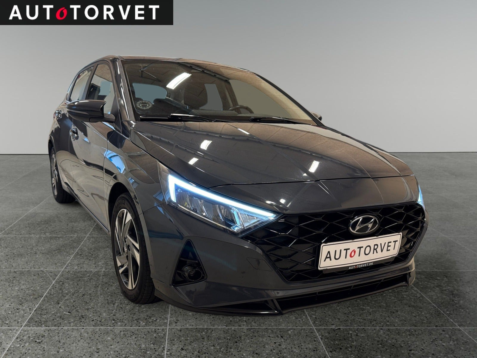 Grå Hyundai i20 fra 2021