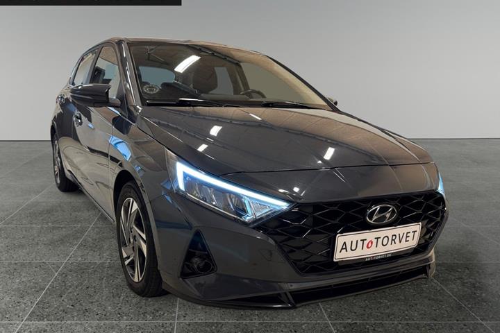 Grå Hyundai i20 fra 2021