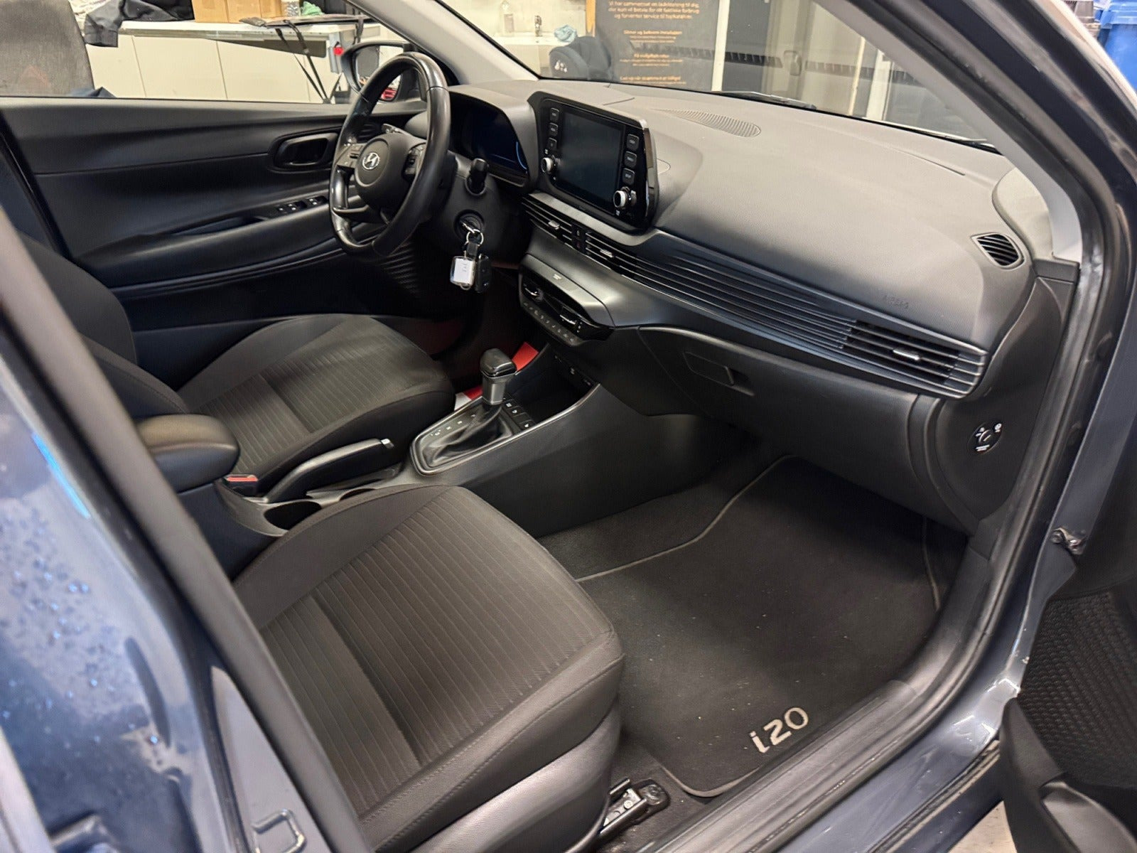 Grå Hyundai i20 fra 2021