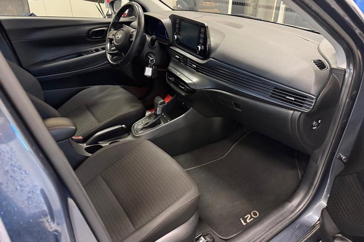 Grå Hyundai i20 fra 2021
