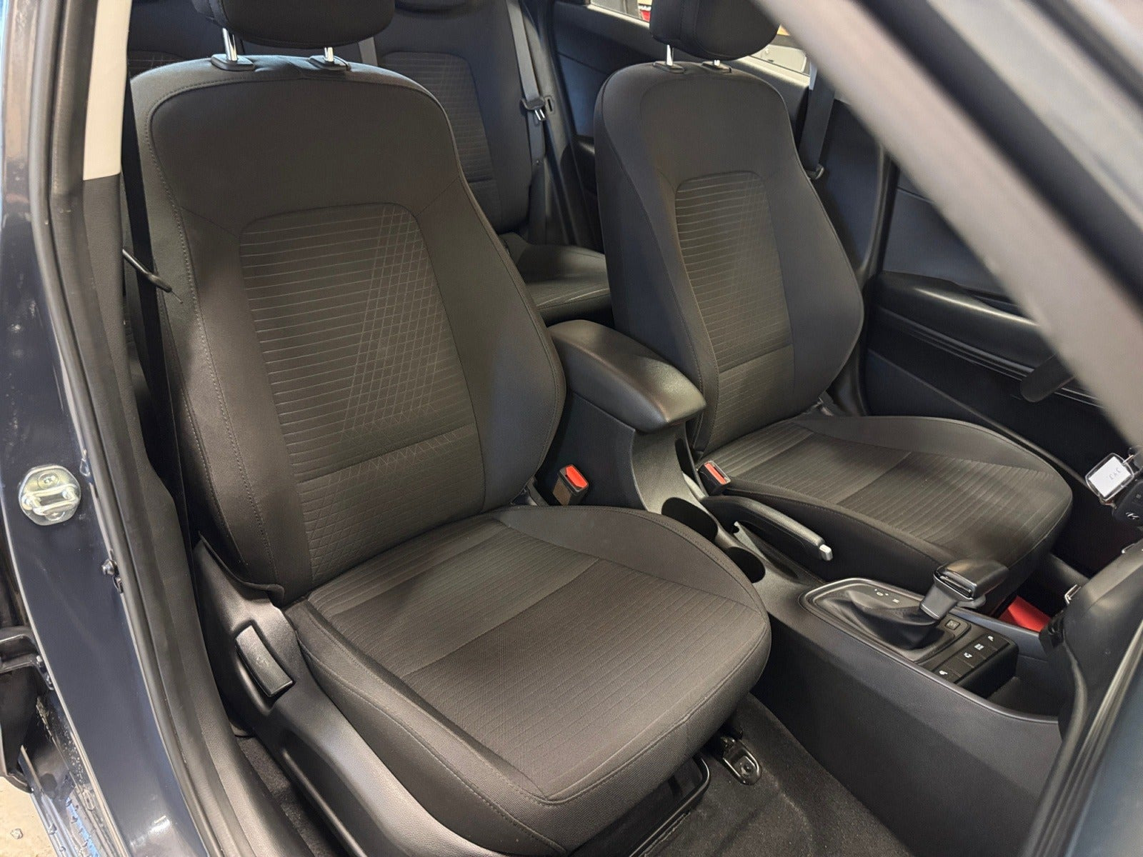Grå Hyundai i20 fra 2021